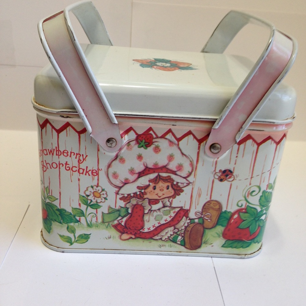 Vintage 80s Strawberry Shortcake tin w/ handles